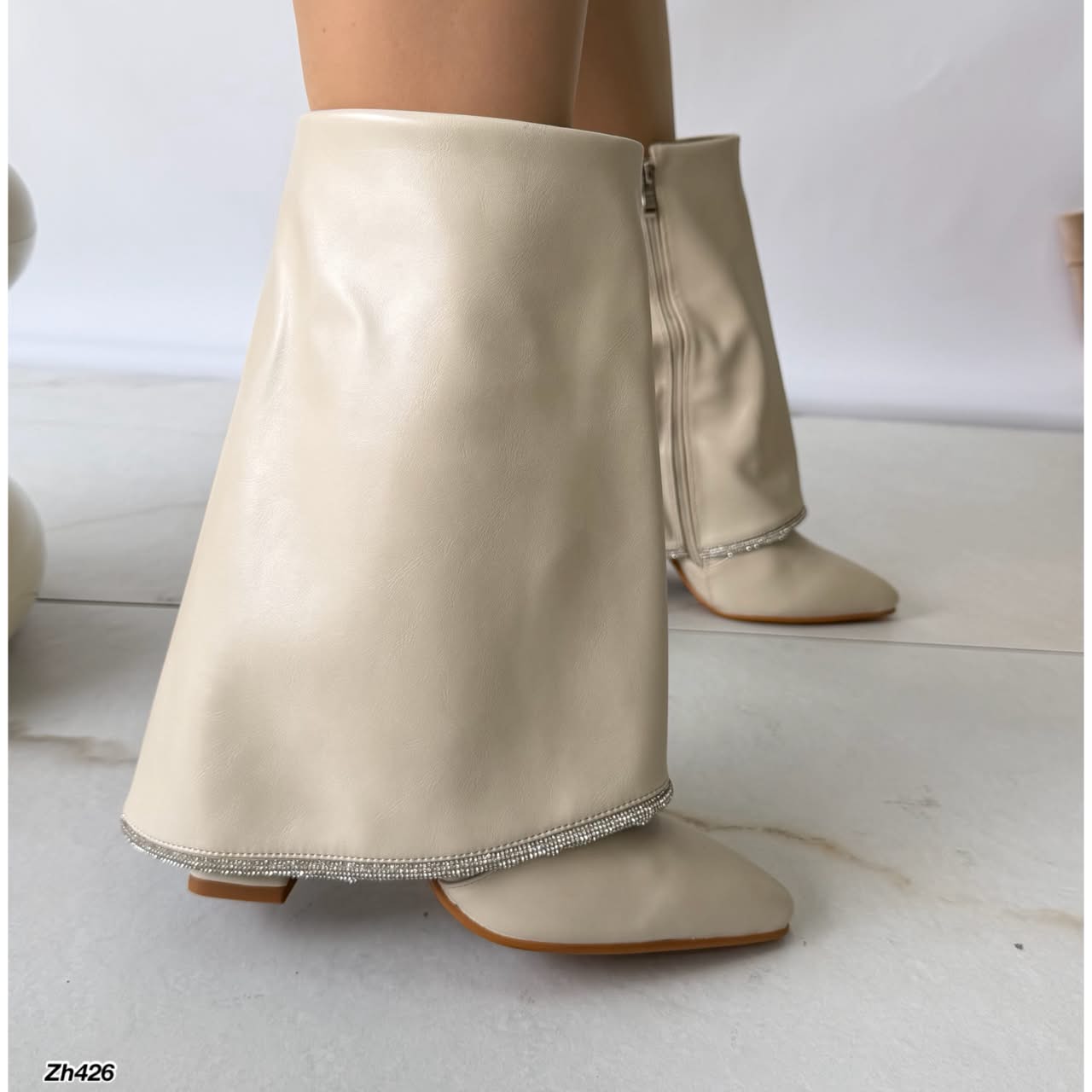 Botin beige doblez apliques brillante borde tacon 10cm HX3079-B0019